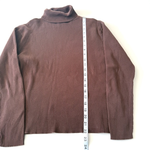Secondhand Moda Intl, Turtleneck - Picture 6 of 9